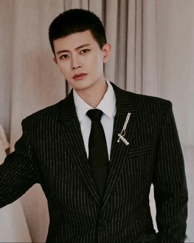 蔡徐坤即将官宣塔思琦珠宝代言！蔡徐坤依旧很受奢牌青睐，从刚出圈时戴比尔斯品牌代言