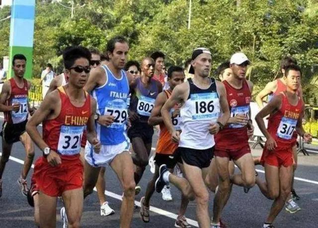 “重庆”新解：

冠军心里琢磨——刚刚要冲线庆祝一下，没想到被裁判抱走，没能冲成