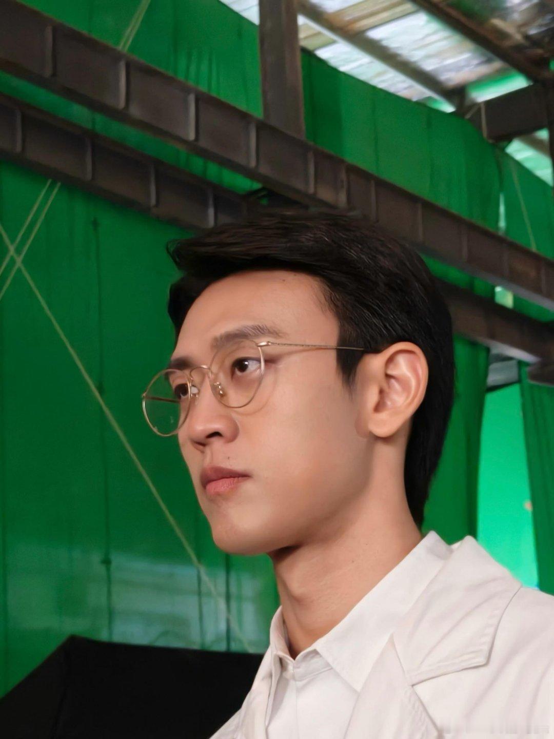 王天辰被男粉喊姐夫的反应王天辰机场接机画风跑偏了吧喂，被粗犷男粉大喊姐夫，他当场