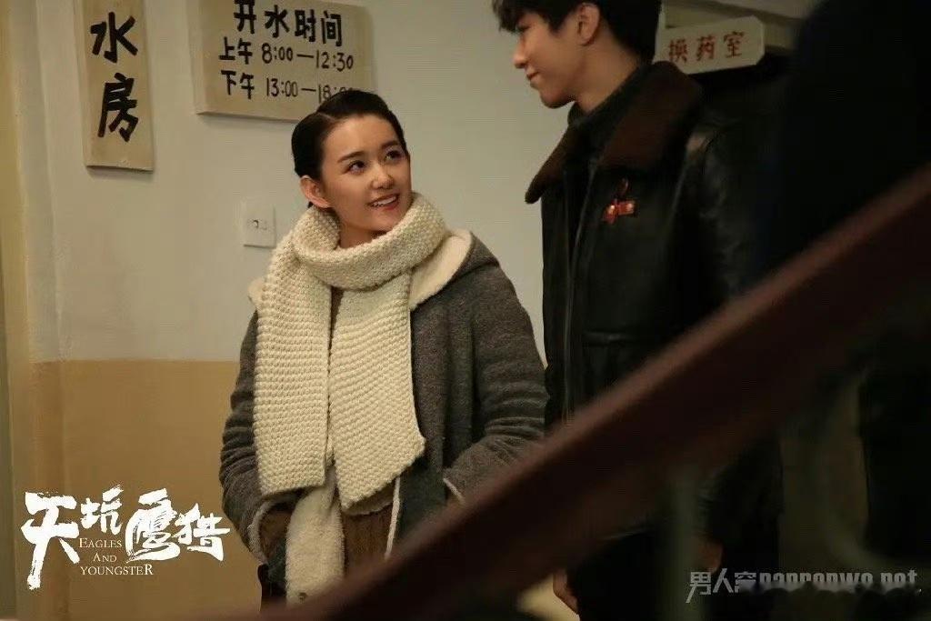 真的要笑晕了，蒋依依金鸡奖跟穆祉丞手牵手唱歌，之前跟王俊凯演《天坑鹰猎》，跟敖子