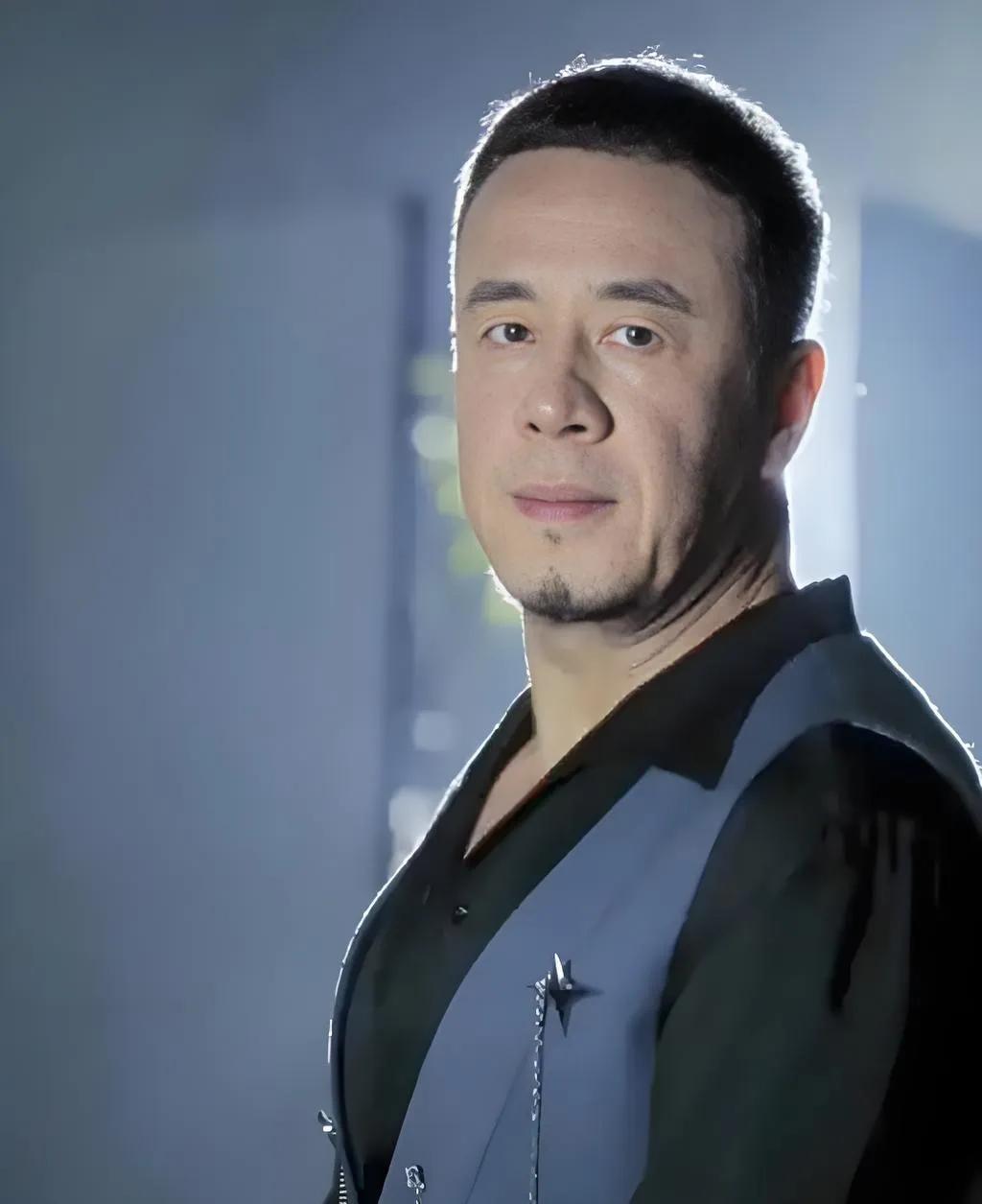 杨坤唱功是什么水平杨坤那唱功，绝对是歌坛“烟嗓派”的扛把子！沙哑的嗓音自带沧桑故