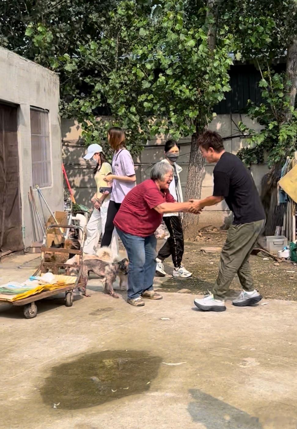 贾乃亮捐赠了10吨宠物粮  对小动物的这份爱心真的让人觉得很感动的呀，有一说一贾