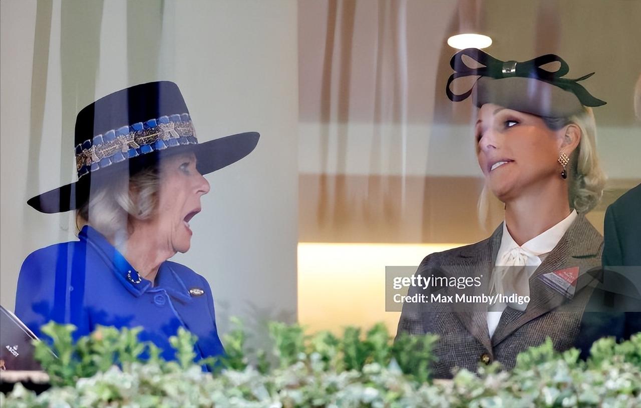 10月17日，卡米拉王后、安妮长公主女儿扎拉廷德尔和女婿迈克廷德尔一同在阿斯科特