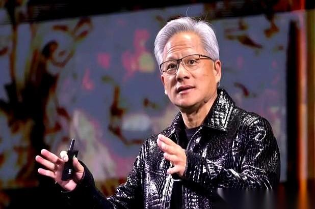 老黄（黄仁勋）最近说了句特别有意思的话。
美国那边好像在考虑，要不要放宽点，让他