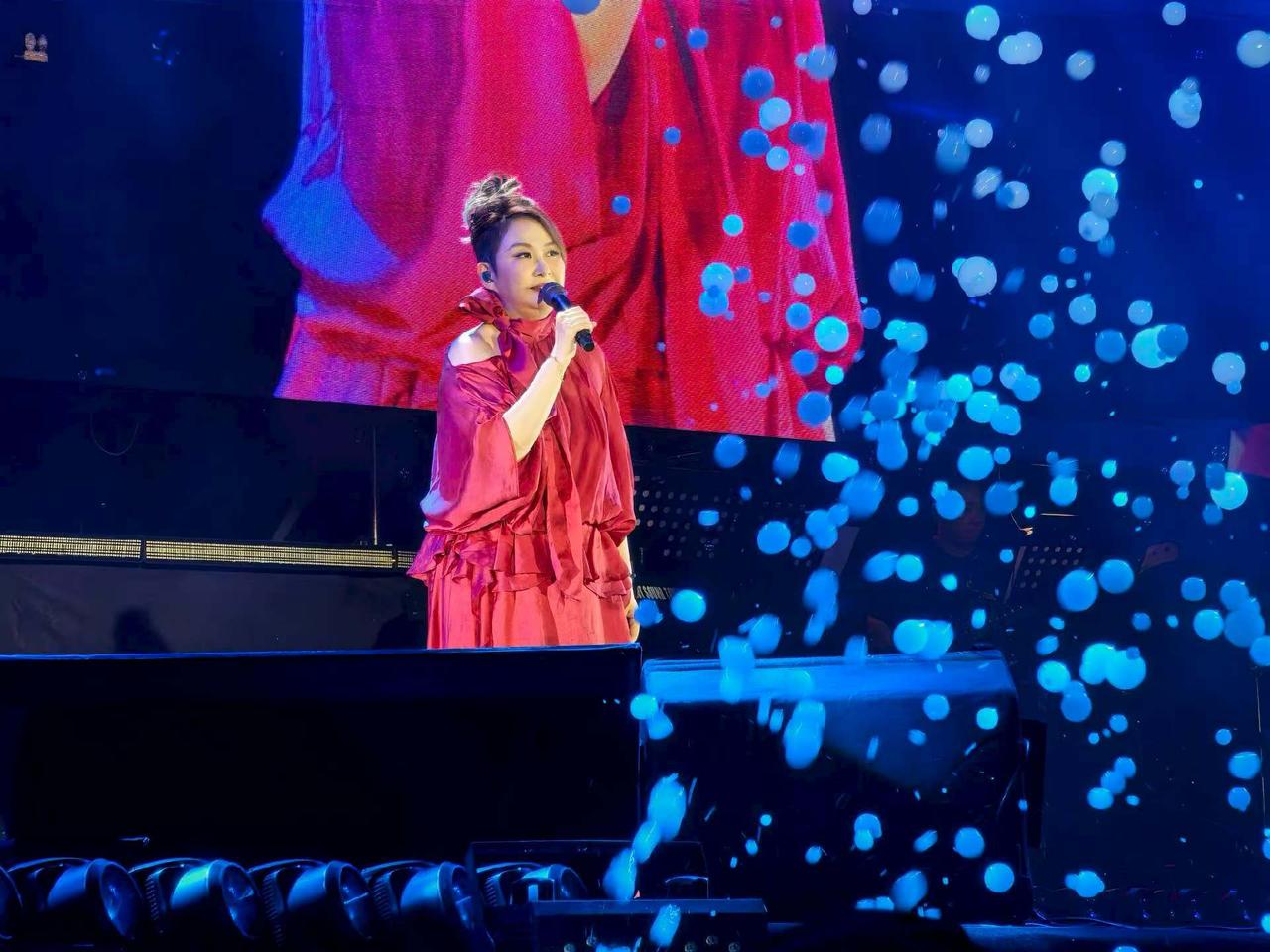 汤宝如时光・印记清远演唱会开唱！不愧是实力派，三套衣服一场演唱会…汤宝如的歌声现