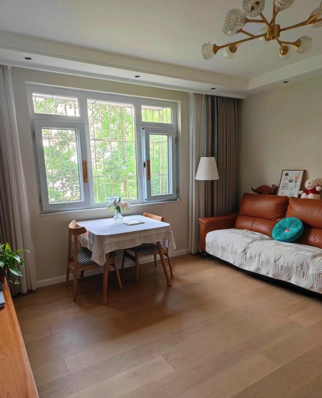 同学一套房都没有买，
租房17年年，
每月租金650元，
共计花费132600元