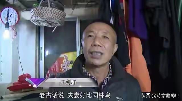 在广东汕头的一间出租房里，瘫痪了12年的陈锡良躺在床上哭得上气不接下气，他哭诉妻