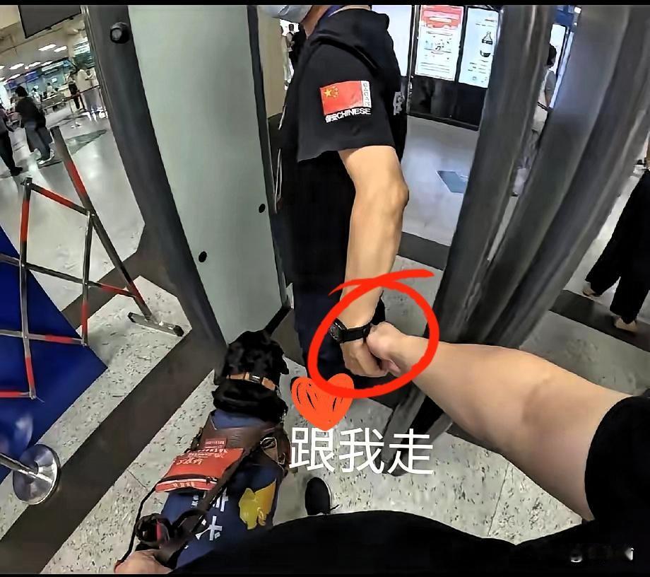 湖北这位保安大哥也太暖了！
盲人带导盲犬进医院被拦

正不知所措时，大哥一句“不