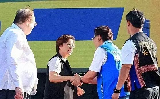 彰化最新民调双方差一倍，王惠美8分钟同台握手，能救魏平政吗？
        赵