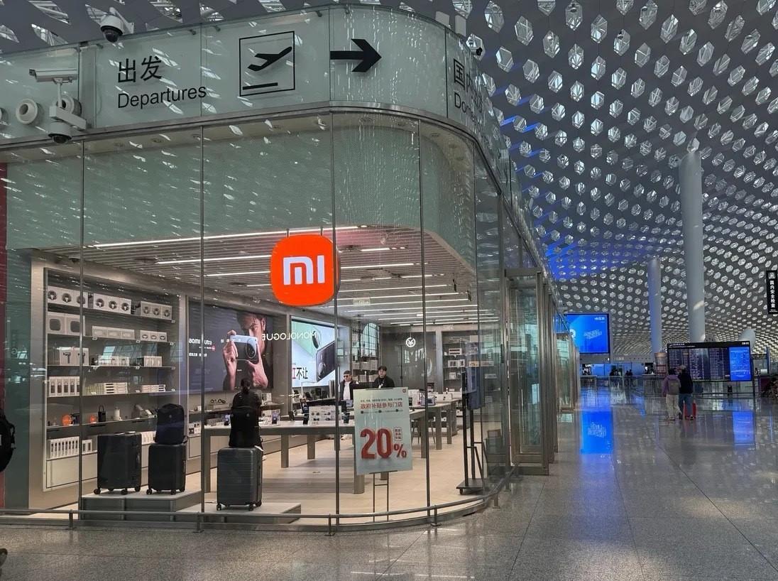 去了趟机场，就能看出小米和华为受众最大的区别，以及小米走高端路线的成果如何。
