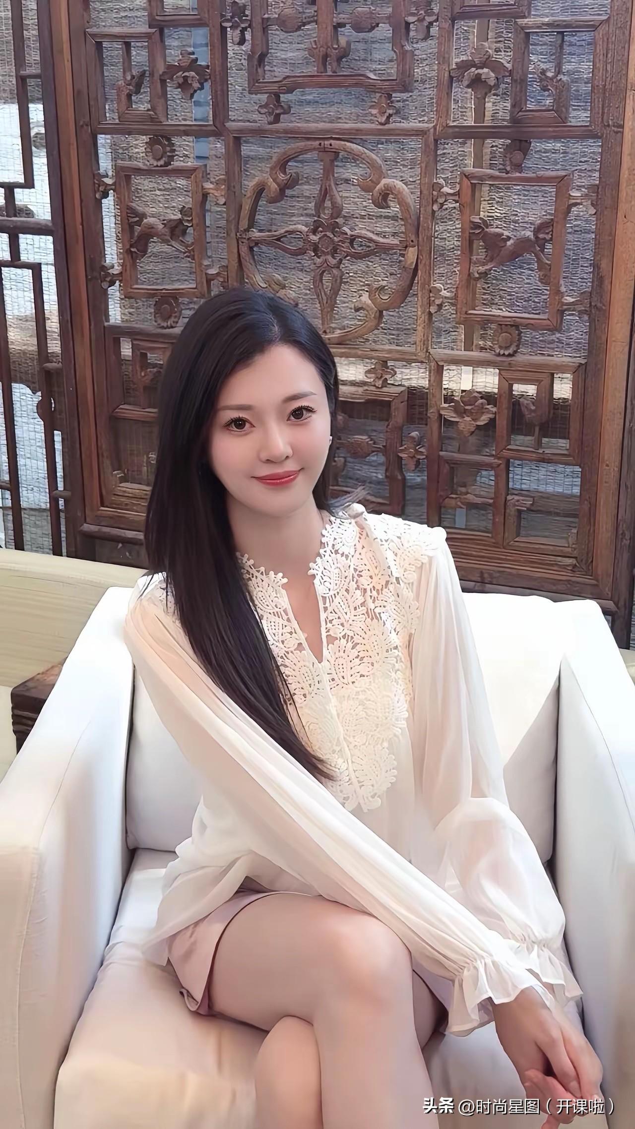 穿搭从不再繁复，素雅大方，便是长久耐看的温柔。自然优雅穿搭