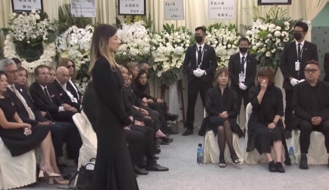 李玟的追思会上，姐姐们在其生前的短片制作中保留了女儿和妹妹两个身份，并没有引入其