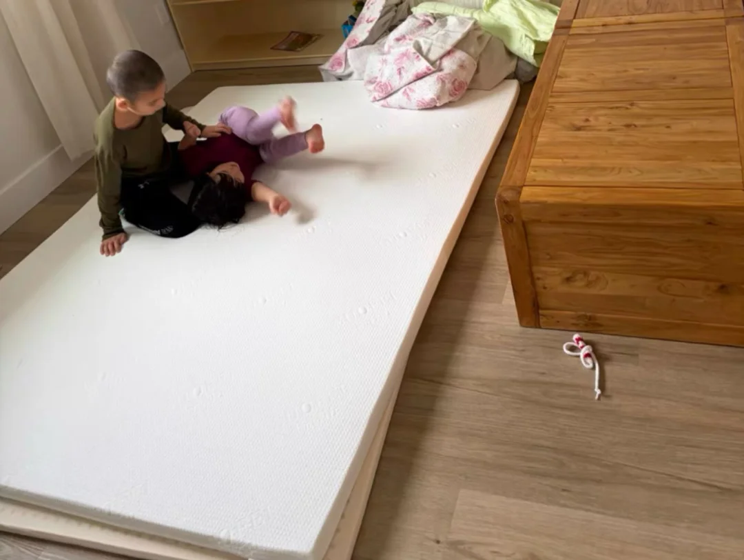 有了乳胶床垫孩子们玩的更开心了