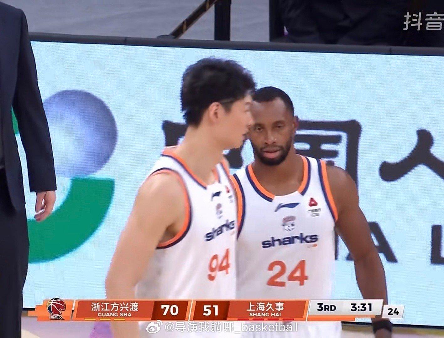上海久事第三节被广厦完全压制了，张镇麟打完比赛估计球衣湿透了，因为折返跑太累了，