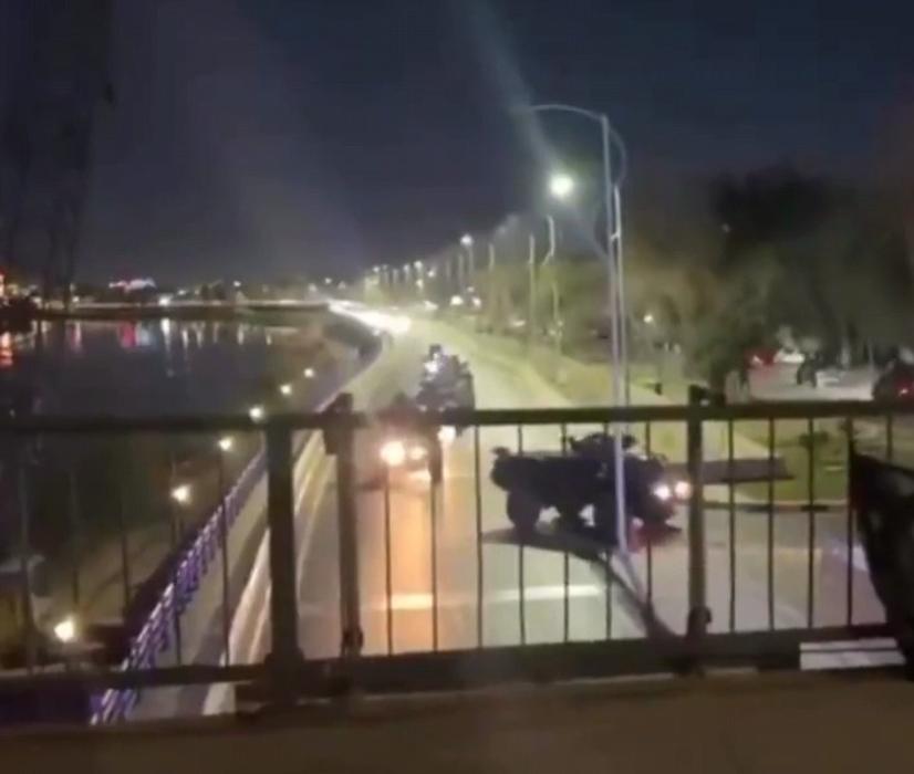 美国使馆被炸了，

接着人全撤了，

事情没完。

3月3日凌晨，两架无人机打中