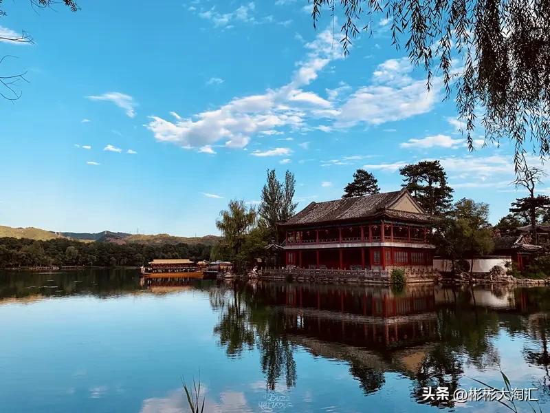 河北承德的美，简直超乎想象！它是清王朝的夏都，自带帝王气场。
避暑山庄是中国现存