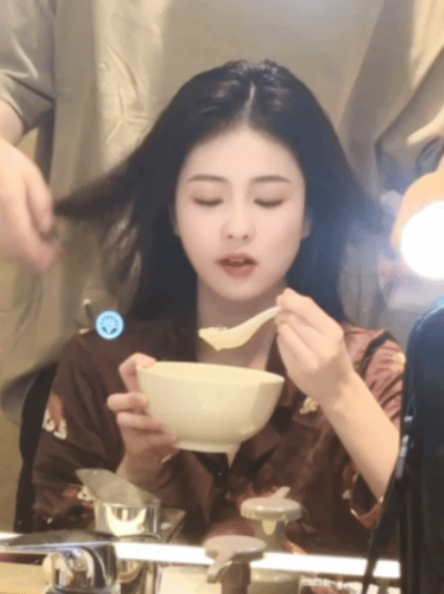 #白鹿去同事家吃饭##白鹿[超话]#假期就这么结束了[泪][泪]我也想出去聚餐呜