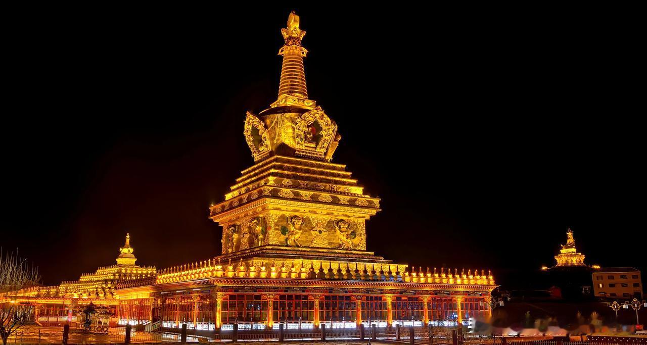 昨天清晨的雪后亚青寺，可惜气温略高，雪不够大，只把寺院四面的山坡覆上了白雪。
