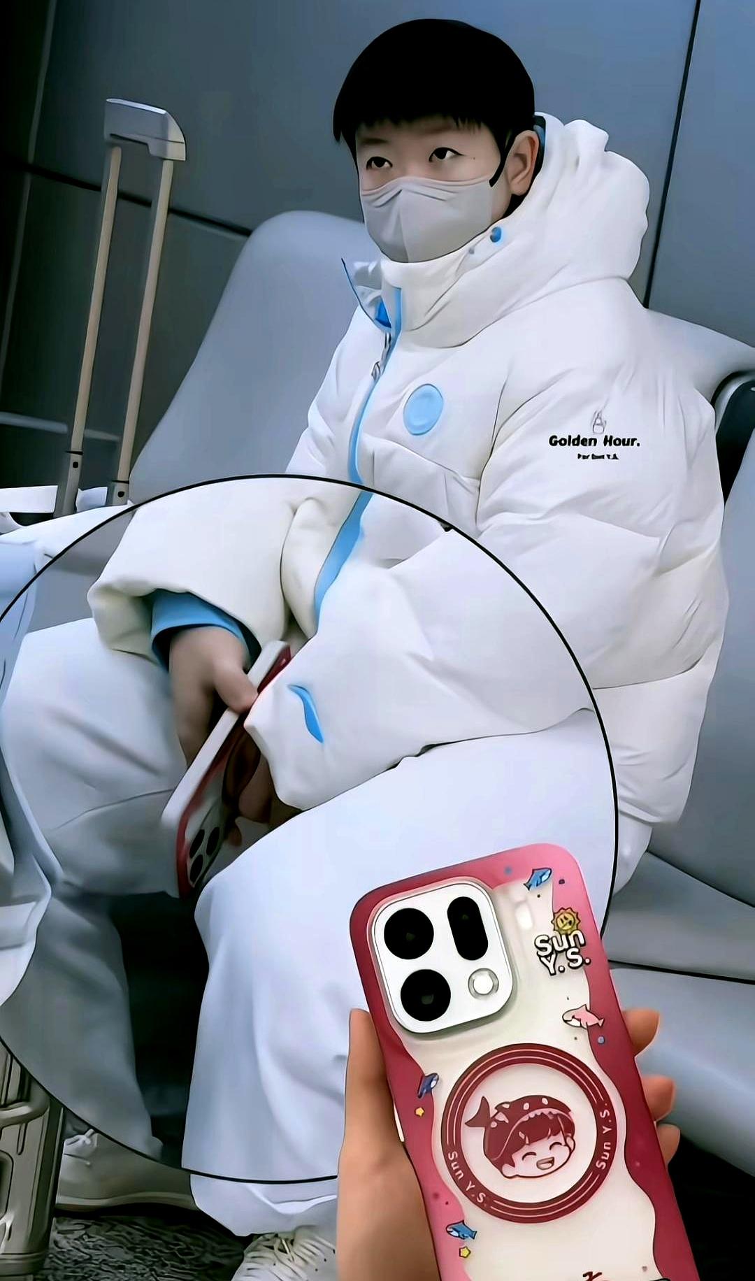 孙颖莎今晚怕是没法合眼了，
 

才一眨眼的功夫，大家就把她这一身蓝白配给扒了个