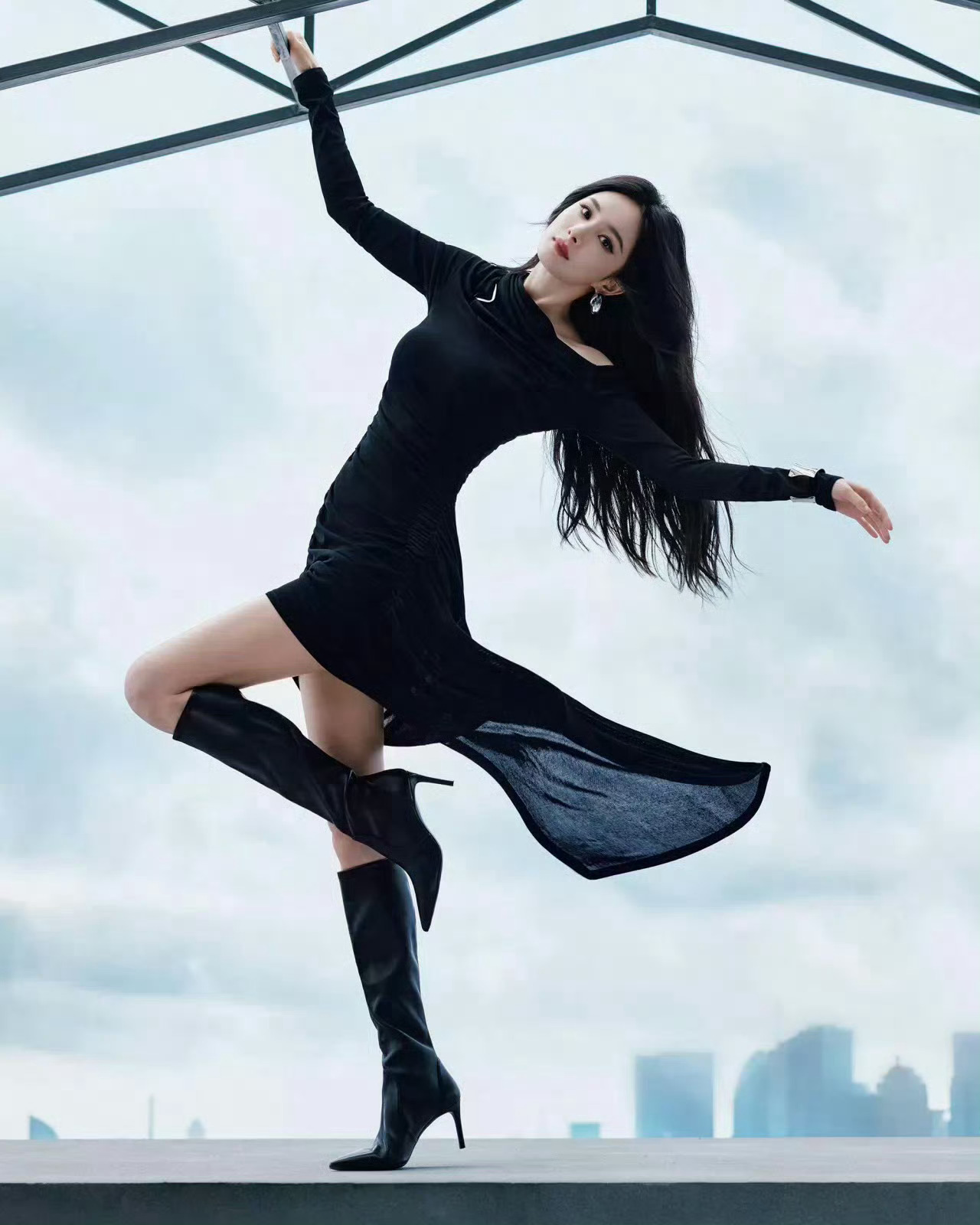 据WWD，Stuart Weitzman官宣杨幂重新出任品牌全球品牌代言人，并将
