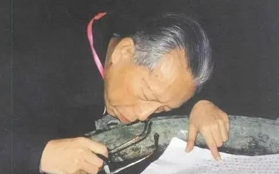 1975年，一顶铜樽正要被送往日本展览，装箱前，专家马承源出于热爱，伸手在内部摸