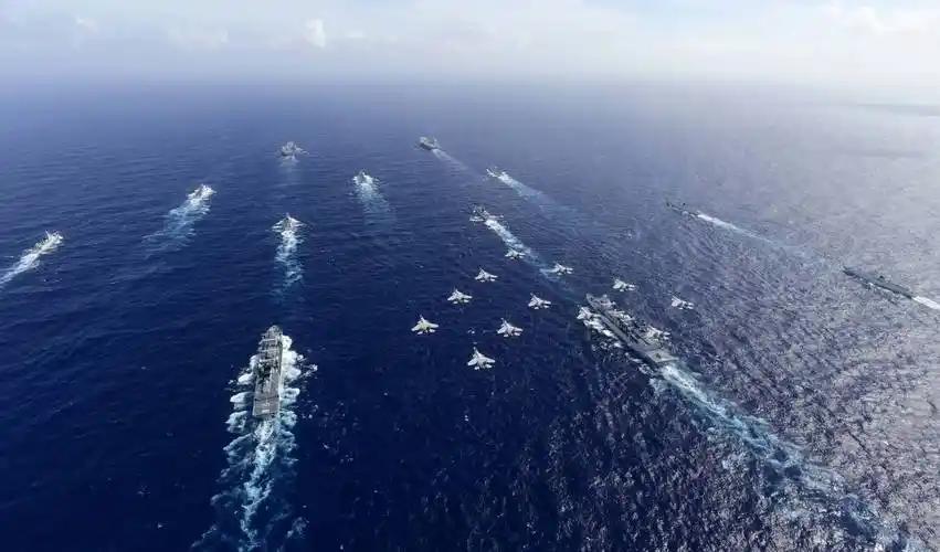 *中美两军来了场硬碰硬的"隔空斗法"！美军刚炸沉一艘4万吨巨舰想给中国上眼药，可