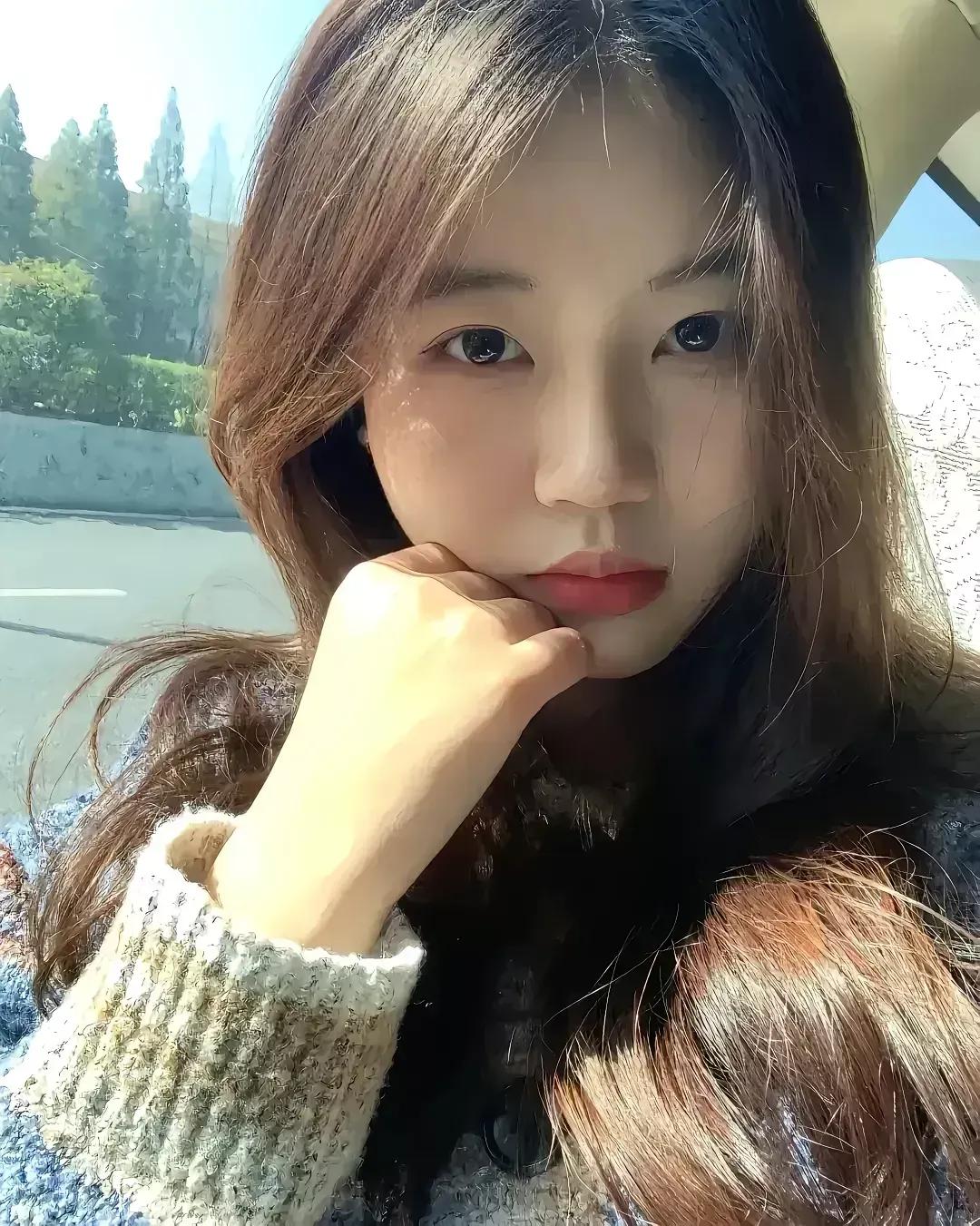 昨晚没事跟老妈聊天，也不知怎么就聊到自己百年以后了。

老妈说:你是我的小棉袄，