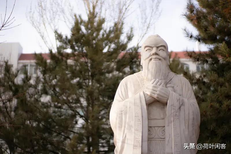 孔子生前不受统治者待见，其实不难理解。当时诸侯纷争，各国都想在乱世中扩张势力，追