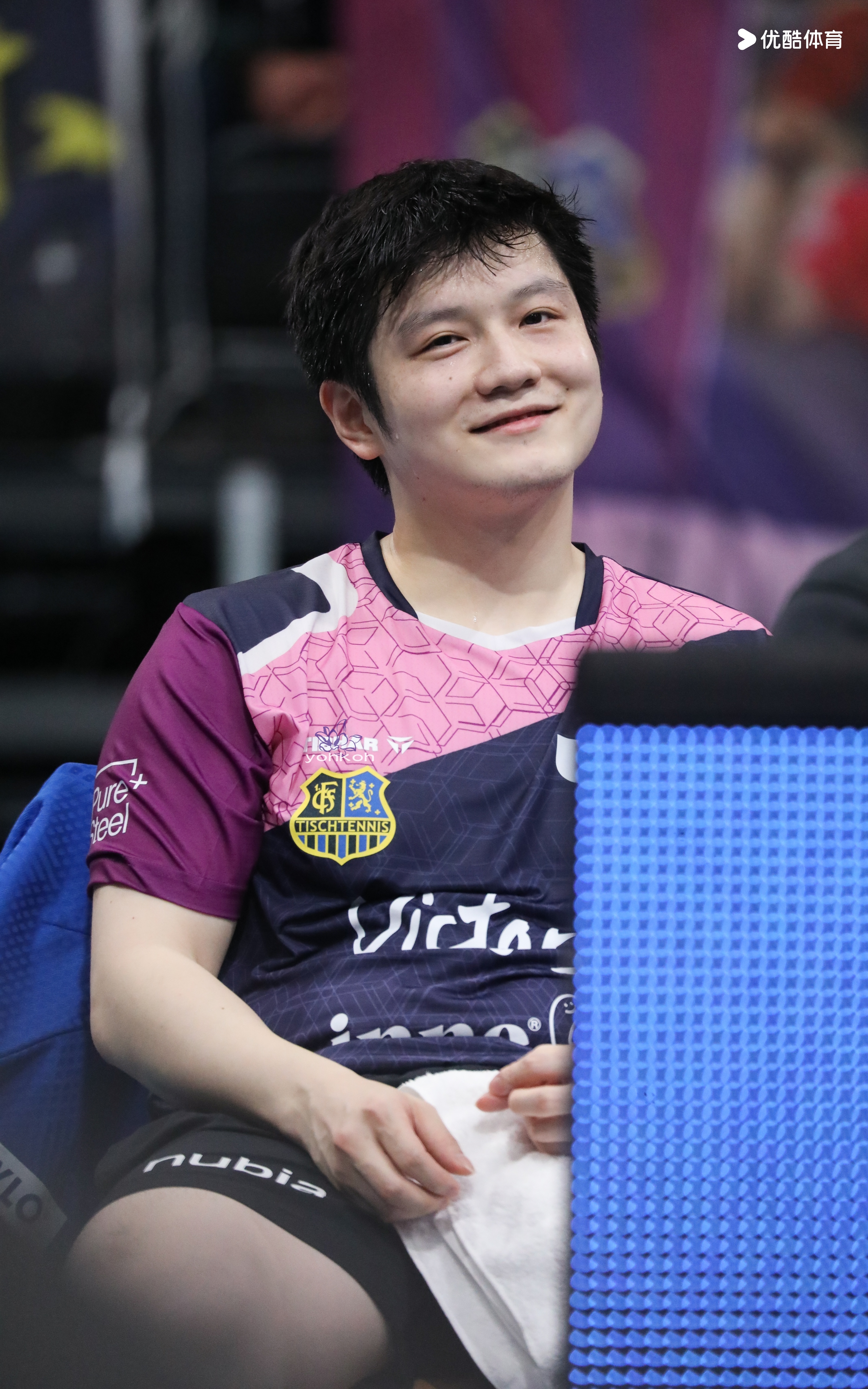 樊振东乒乓球欧冠联赛莫雷加德秀樊振东大头照 幸福是每一次见到你