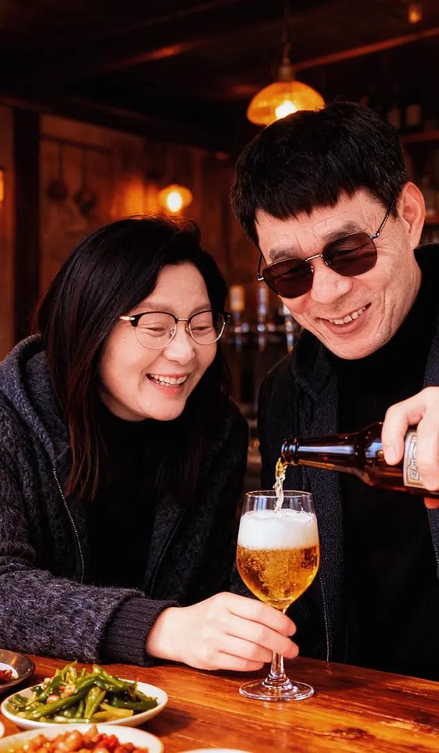 敬往事一杯酒 敬自己敬余生 相伴到老一生相随 酒后行为艺术家 爱笑的人运气不会差