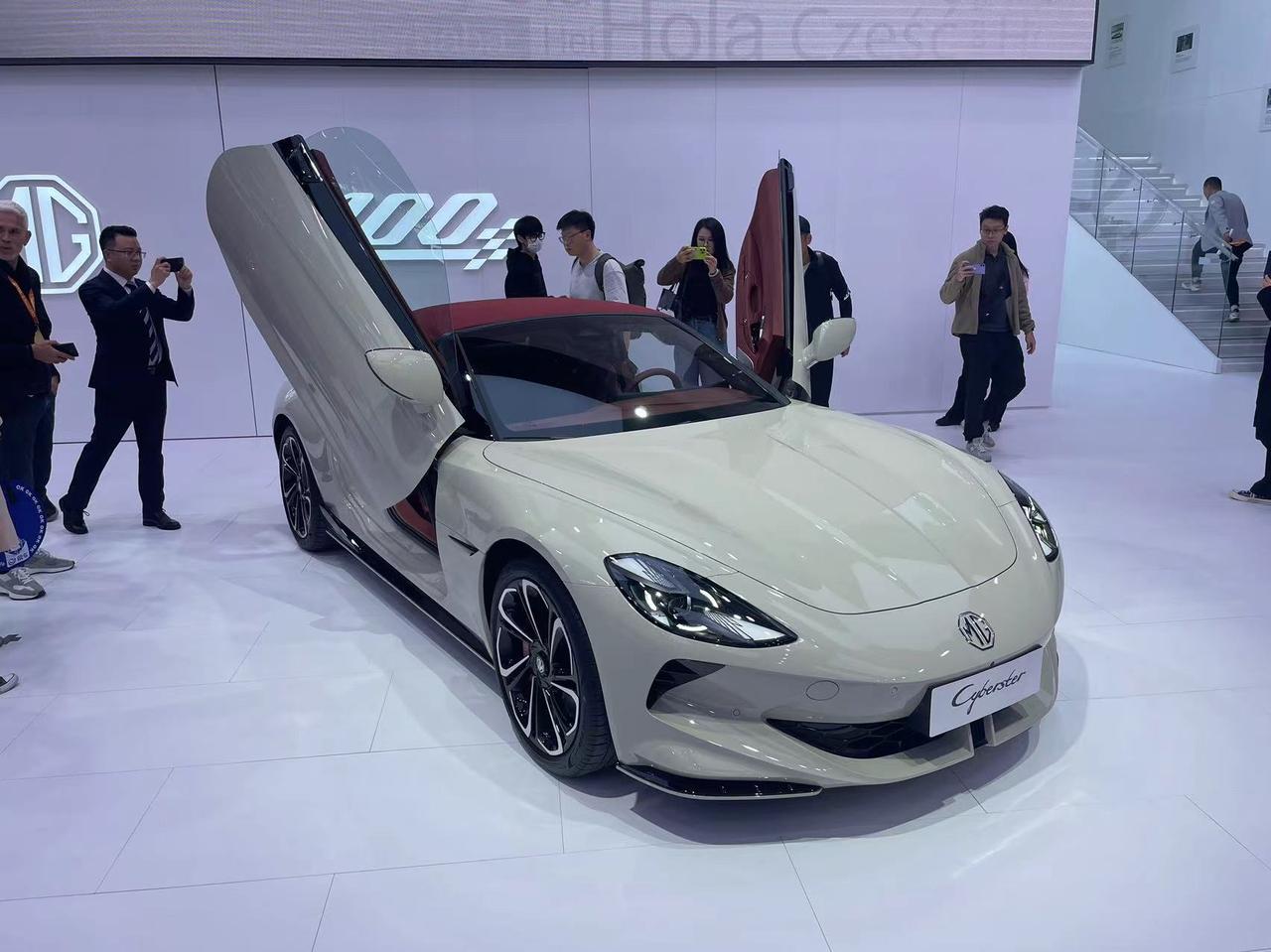 MG Cyberster四驱红篷版上市，售价36.58万，首轮限量100台，双电