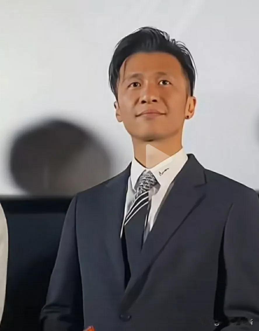 西装真是最好的美颜，看看宋小宝穿上西装，也显得相貌堂堂，非常有风度吧。
有人夸朱