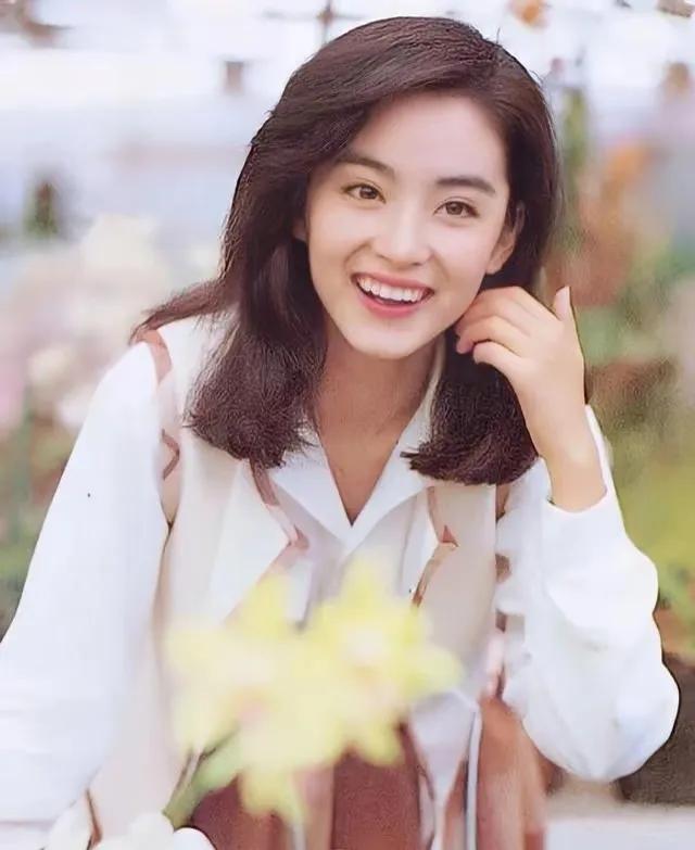 林青霞的旧照林青霞的英气逼人，皆为华语影坛的璀璨明珠，气质超凡脱俗，令人难忘。