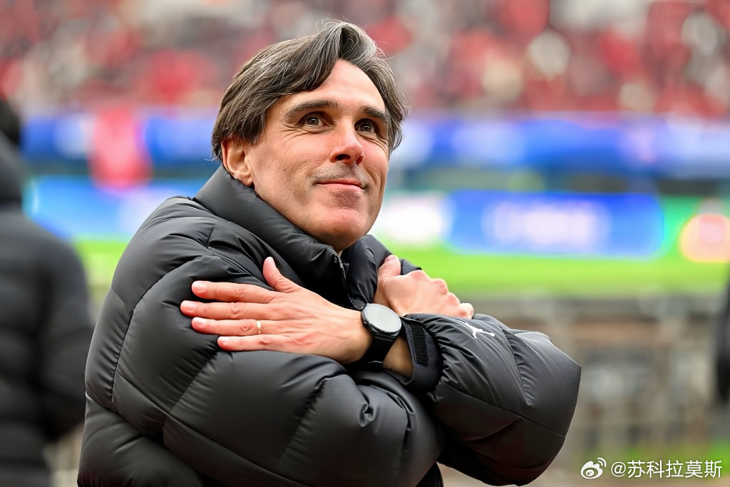 中超河南队 面对武汉三镇的铁桶阵，试图加强进攻的河南彩陶坊下半场对三处边路位置进