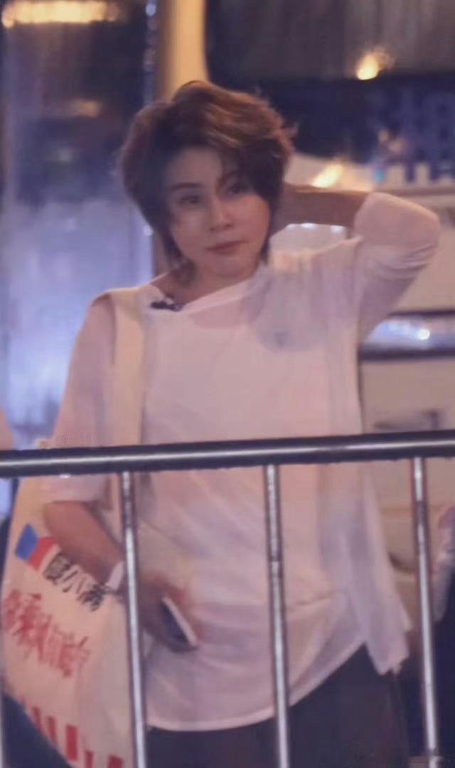 王濛干一行行一行王濛是真的“干一行行一行”😂 短道速滑冠军不用多说，转战播客照