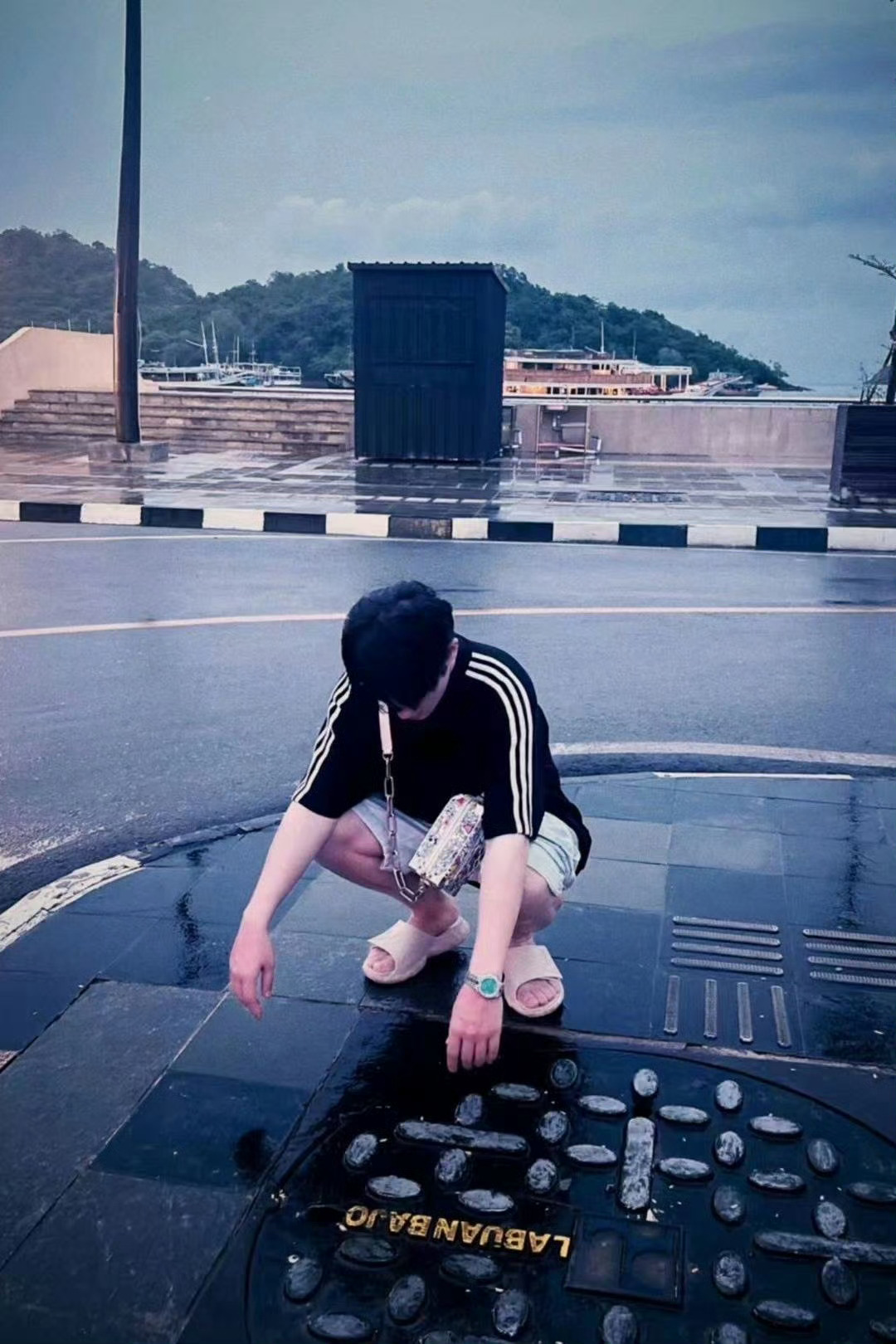 一起散步[抱一抱]散步可能是最快速修复身心的方式朱一龙 ​​​