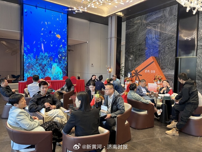 【看房排队等销售！#济南楼市银十开局赛金十#】国庆长假进入第三天，济南楼市热度不