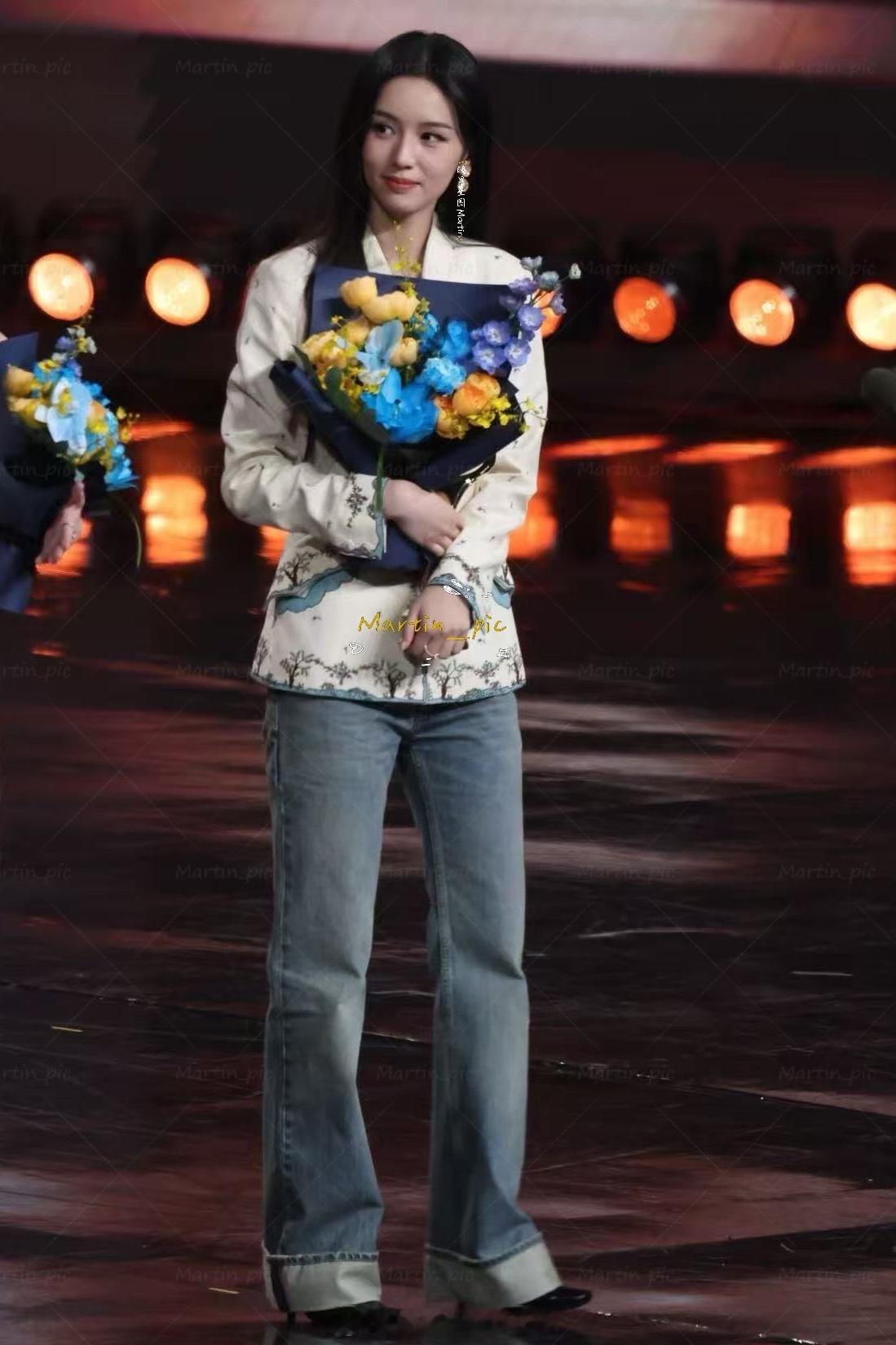 周也 周也微博之夜内场生图周也靠脸完成的时尚度～ 造型简单脸就不简单周也 油画神