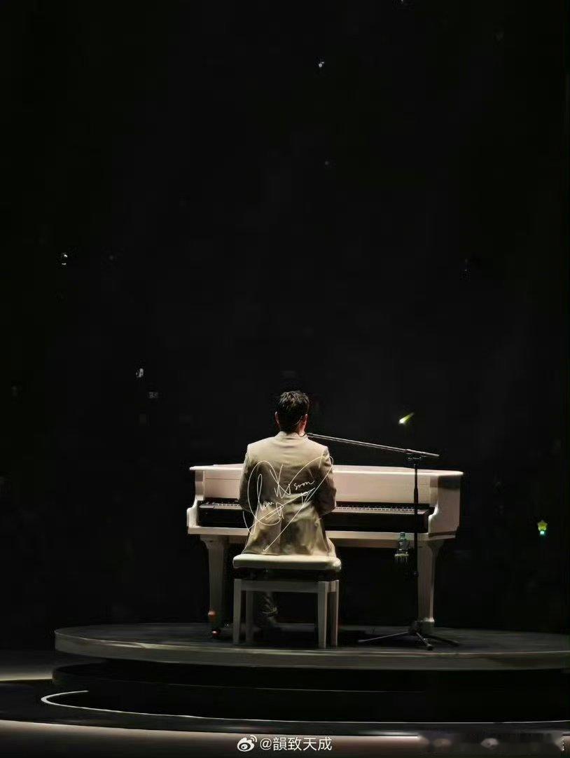 周兴哲重编永不失联的爱 音乐人和经典金曲的双向重逢太戳人，周兴哲着手重编代表作，