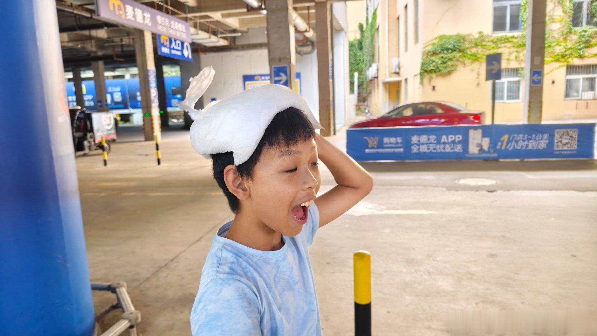 傻小子弄个冰袋放头顶，说能防热射病。回来问我们为啥他脑瓜疼…… 