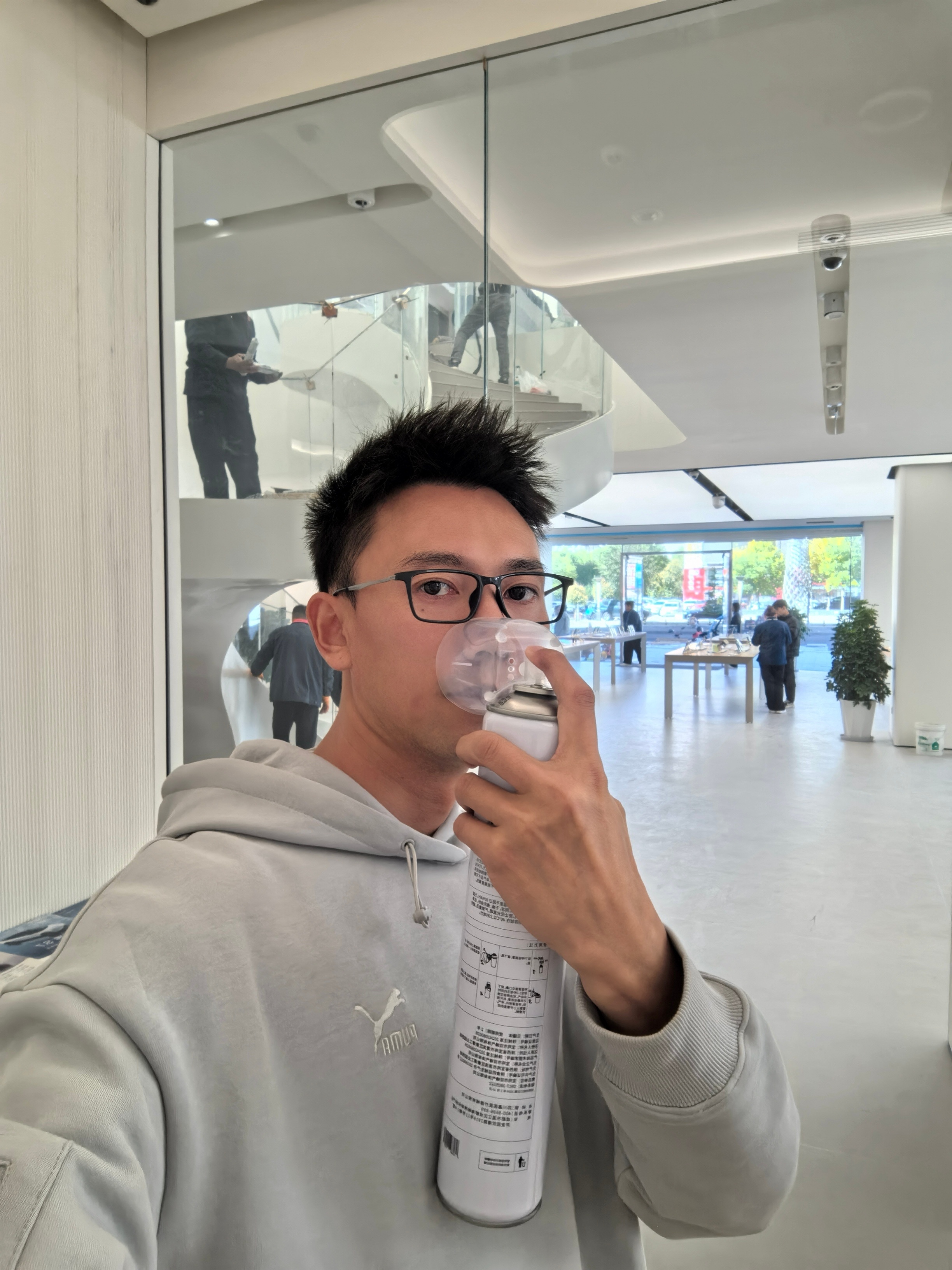 这市区海拔将近3700，酒店正好在附近，我先到华为这儿干一瓶氧气再说，不然该高反