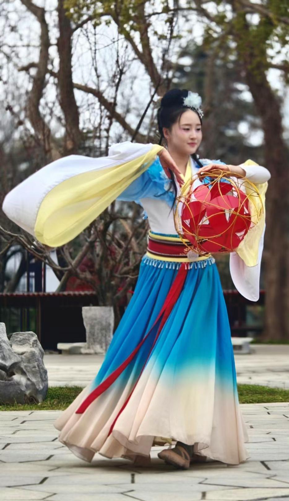 前半生为家人，后半生为自己
 
人这一辈子，好像前半生都在忙着成全别人，后半生才