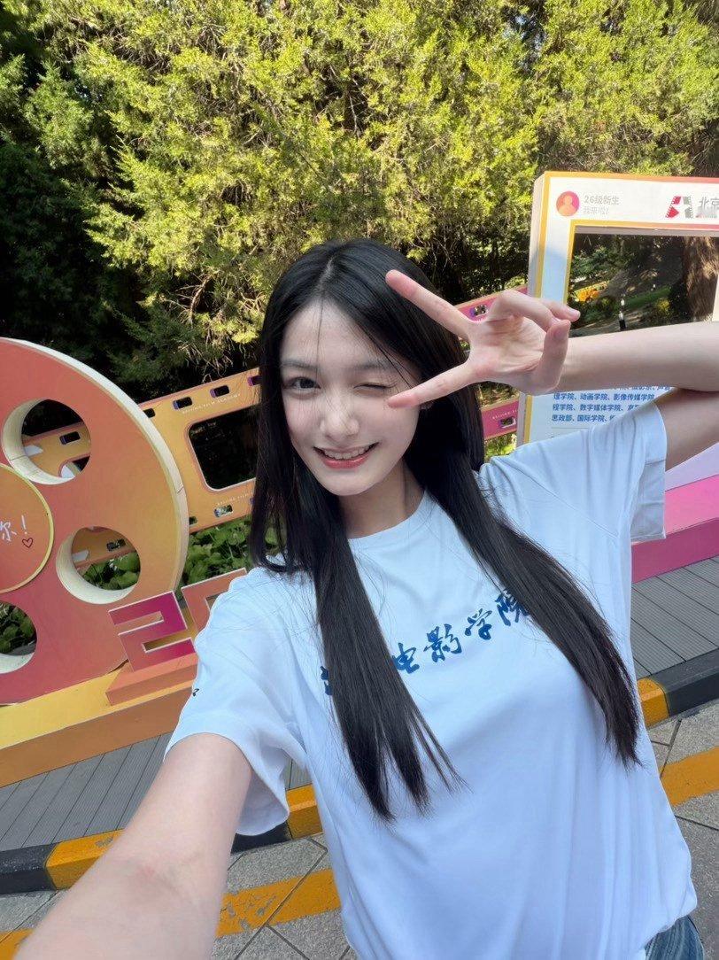 张籽沐发了从小到大的开学照张籽沐北电校服穿校服就这么美了！ ​​​