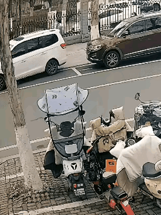 谁之错谁之过
红衣女：不能怪我，我正常走路，没犯规
摔倒者：就是你走在机动车道，