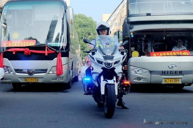 精彩！湘超联赛：常德队4:0横扫张家界，三连胜强势登顶
2025年9月26日晚湘