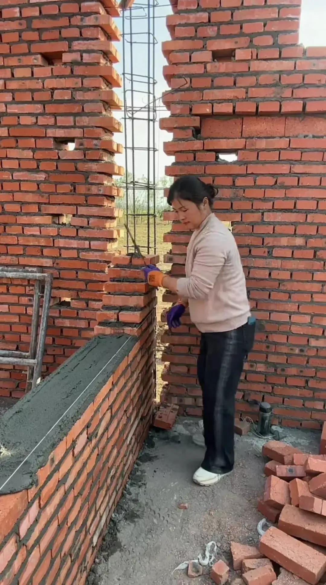 江西的一个农村的建筑工地上，有一个年轻的建筑女师傅，邻居们都说她砌砖的技术很熟练