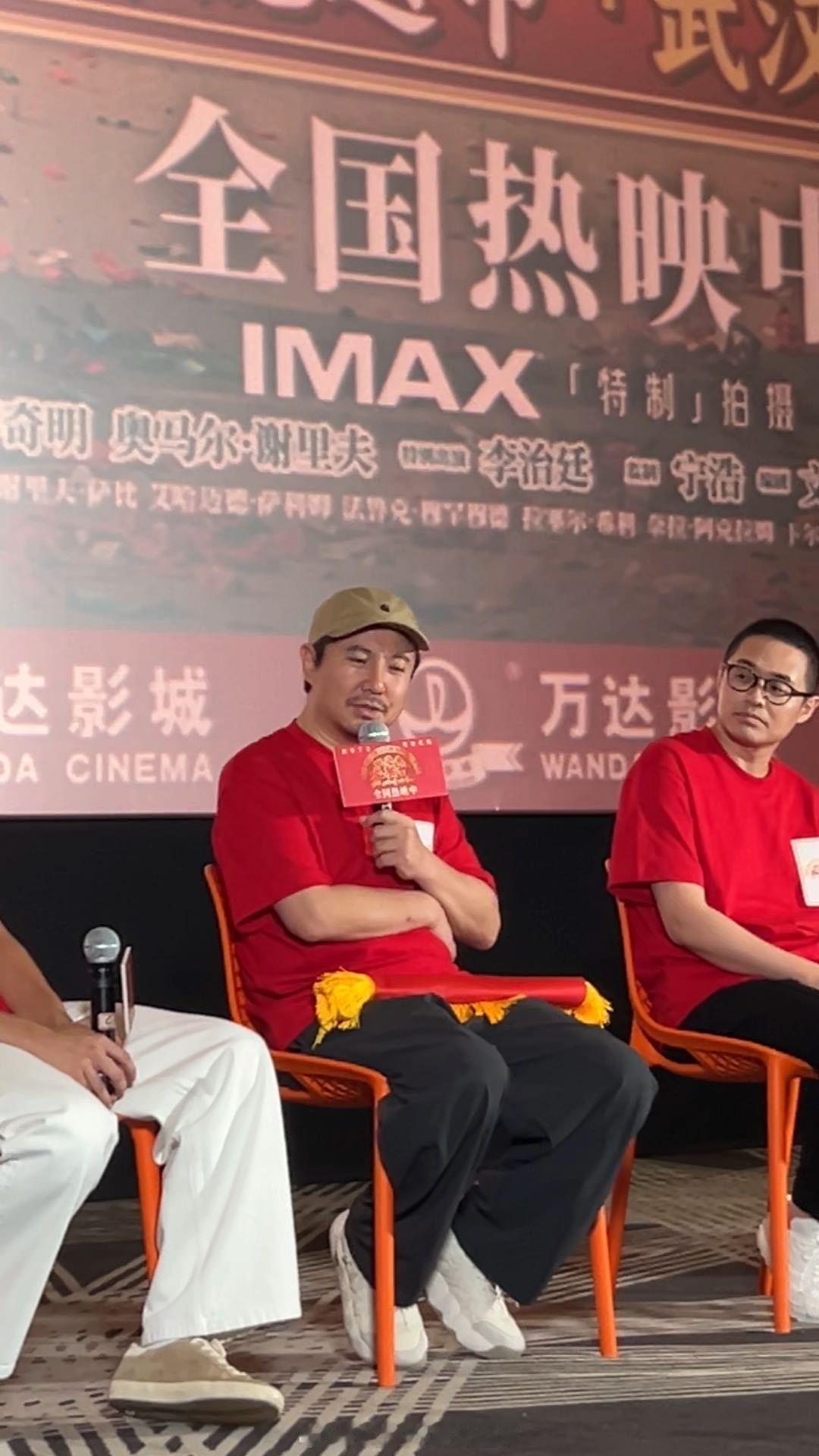 他讲“观众喜欢对我来讲已经足够幸运”，重音在“对我来讲”。没代表同行发言，没教训