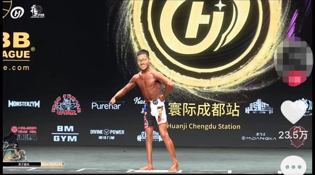 #21岁脑瘫男子登台健美赛场全场喝彩#【“命运设坎，我偏翻越” 21岁脑瘫小伙站