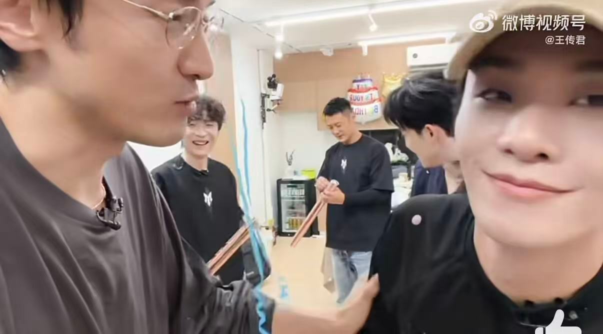 余文乐亲了王传君王赫野对王传君还是保守了 王传君生日vlog超热闹，王赫野送出飞