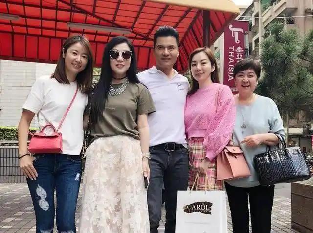 港台演艺界与时尚界的人物同框：

背着粉色小包的林心如秀发垂肩，笑意粲然；戴着墨